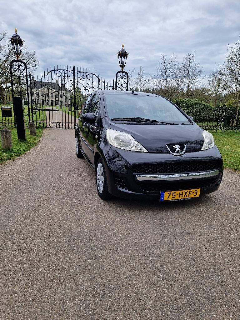 Peugeot 107 1.0 12V 5DR 2009 Zwart, Auto's, Peugeot, Voorwielaandrijving, Stof, Zwart, 4 stoelen