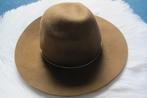 Felt fedora hat with metal band, Kleding | Dames, Hoeden en Petten, Ophalen of Verzenden, Nieuw, 55 cm (S, 6⅞ inch) of minder