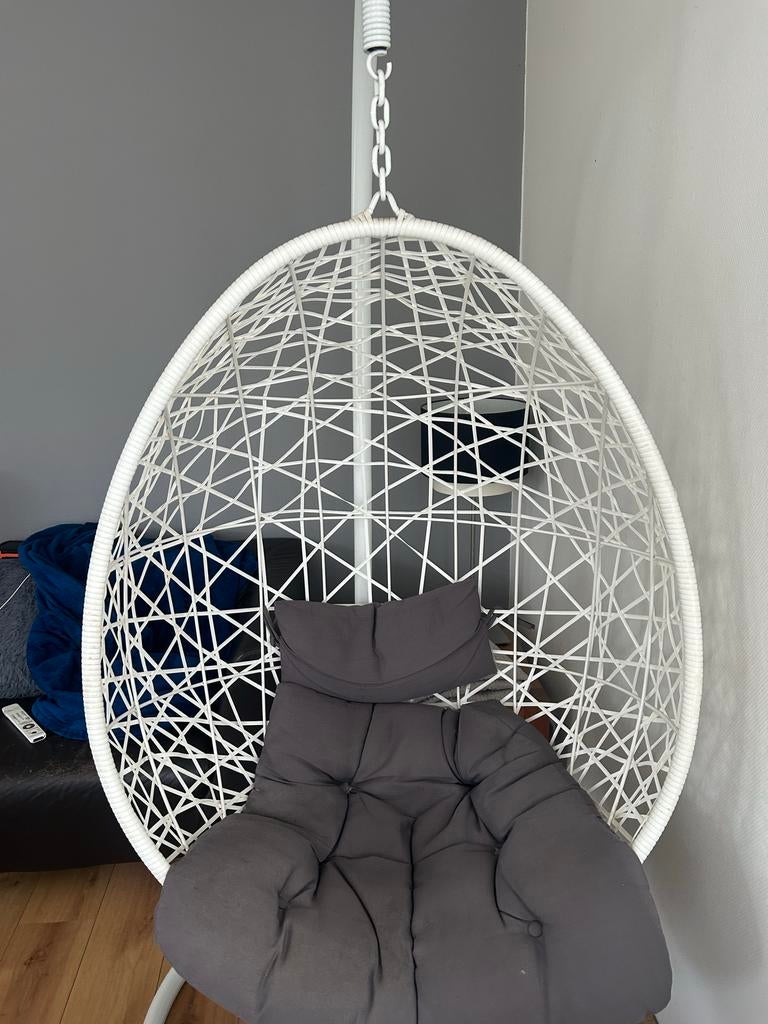 Witte hangstoel met grijs kussen, Huis en Inrichting, Stoelen, Ophalen, Gebruikt, Wit, Metaal