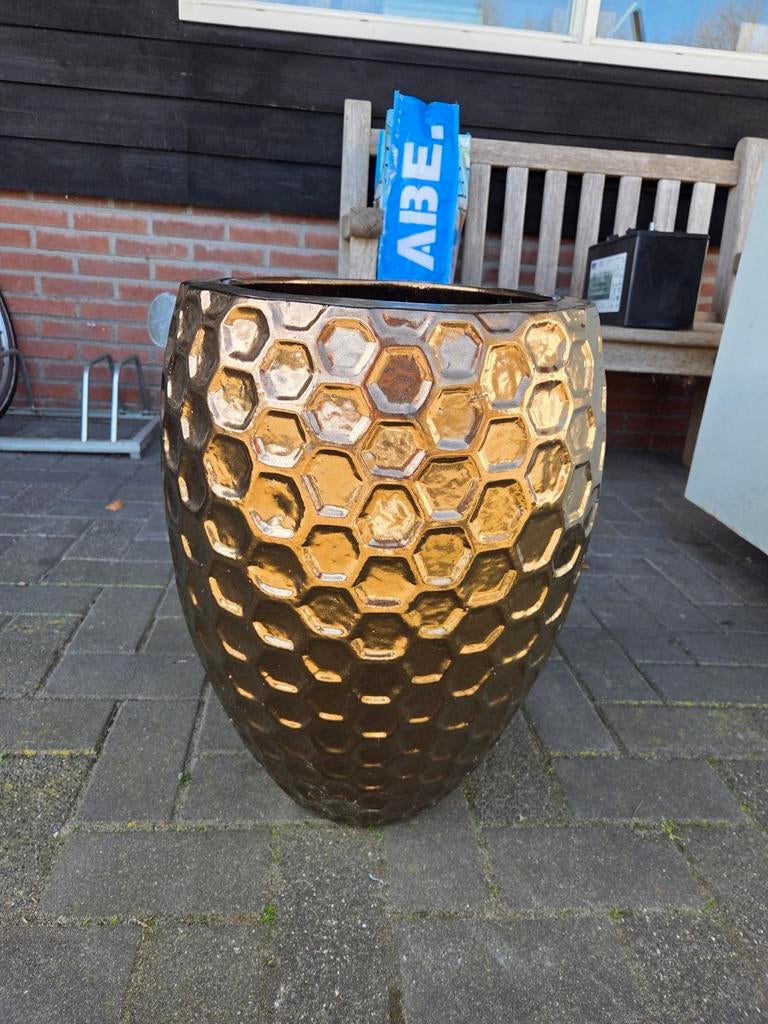 luxe bronskleurige bloempot met honingraatpatroon, Tuin en Terras, Ophalen, Steen, Rond, Zo goed als nieuw