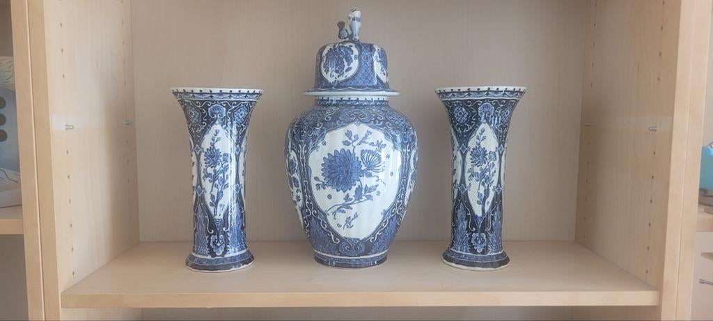 Delfts Blauw Boch: Dekselvaas met twee bijpassende vazen, Ophalen of Verzenden