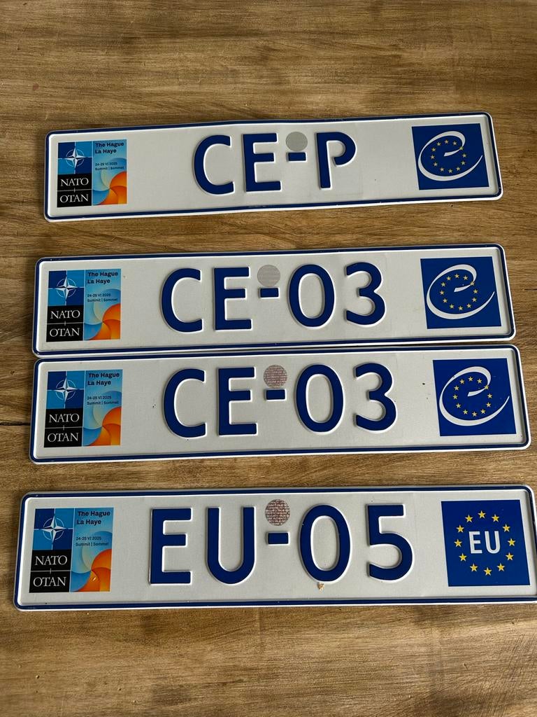 Kentekenplaten NATO Top Den Haag 2025 - Uniek Verzamelobject, Verzamelen, Militaria | Algemeen, Ophalen of Verzenden, Overige soorten