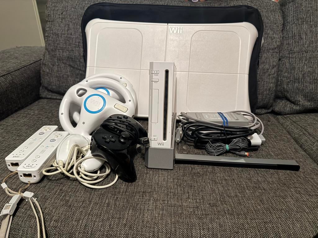 Nintendo Wii met alle toebehoren (zie beschrijving), Ophalen of Verzenden, Zo goed als nieuw, Met 3 controllers of meer, Met stuurtje