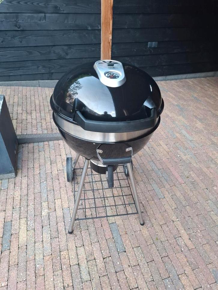 Napoleon Pro22 Houtskool BBQ 57cm, Tuin en Terras, Houtskoolbarbecues, Zo goed als nieuw, Met accessoires, Ophalen