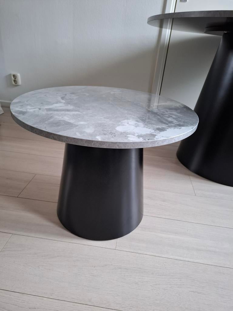 Ronde salontafel., Ophalen