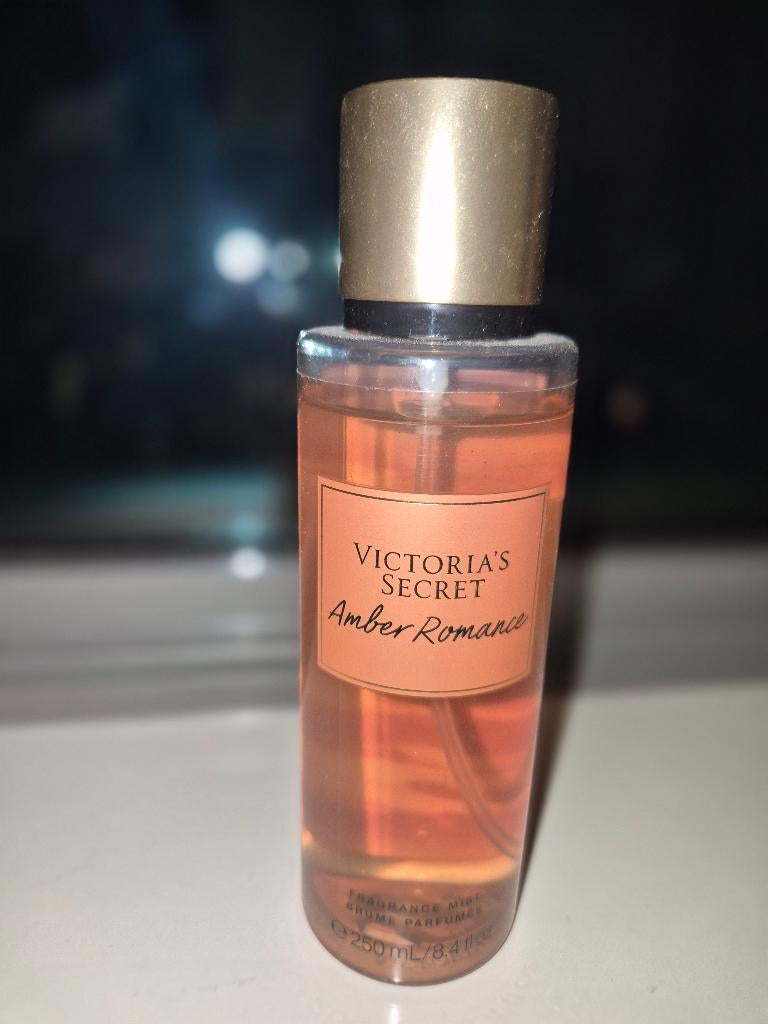 Victoria's Secret Amber Romance | VS fragrance mist, Ophalen of Verzenden, Zo goed als nieuw, Zwart, Sneakers of Gympen