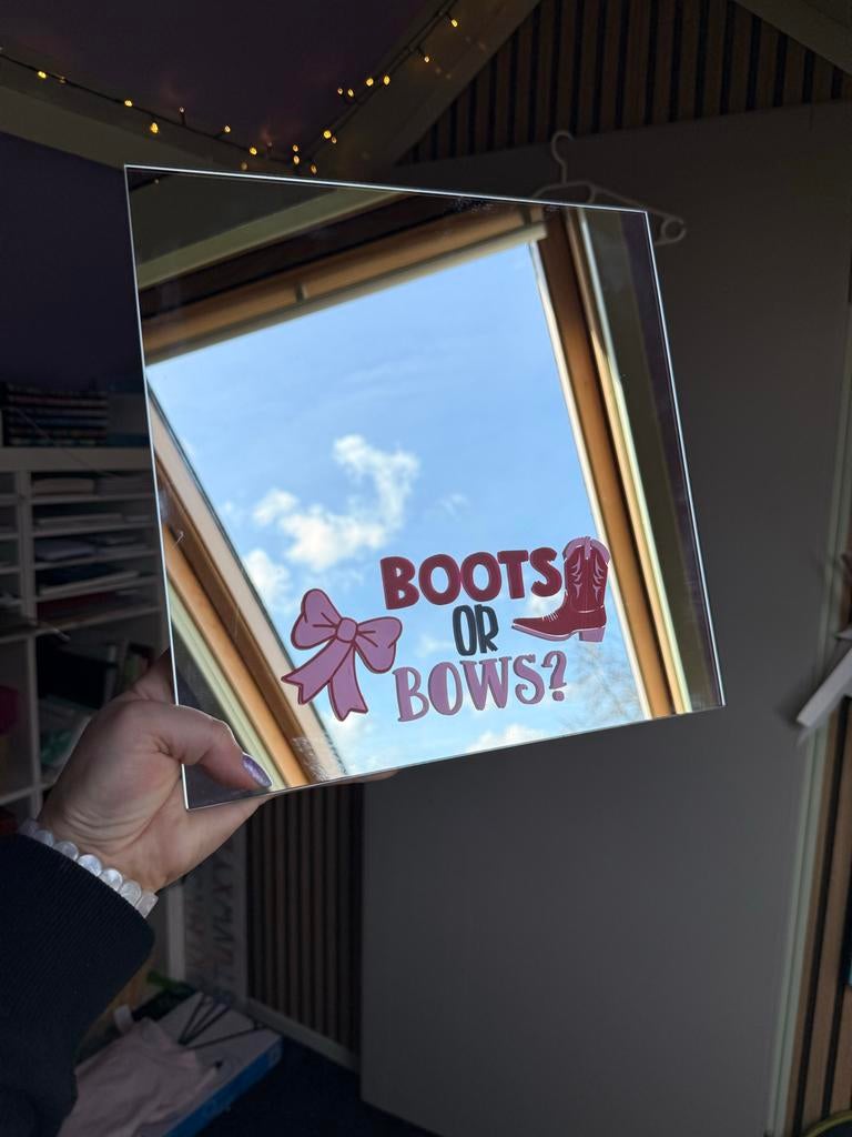 Handgemaakte Spiegel 'Boots or Bows?' - Uniek Cadeau, Huis en Inrichting, Woonaccessoires | Spiegels, Nieuw, Minder dan 50 cm