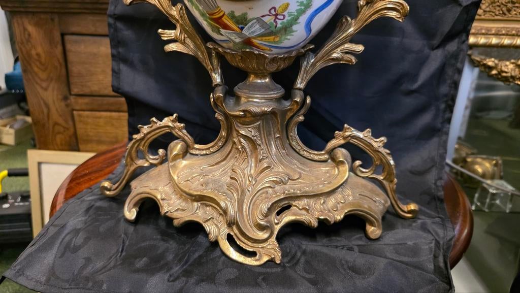 Antieke Franse Bronzen Klok met Porseleinen Vaas, Ophalen of Verzenden