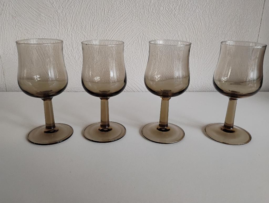 4 fume wijnglazen,rookglas uit de jaren 70 in goede staat, Glas of Glazen, Ophalen of Verzenden, Overige stijlen, Glas