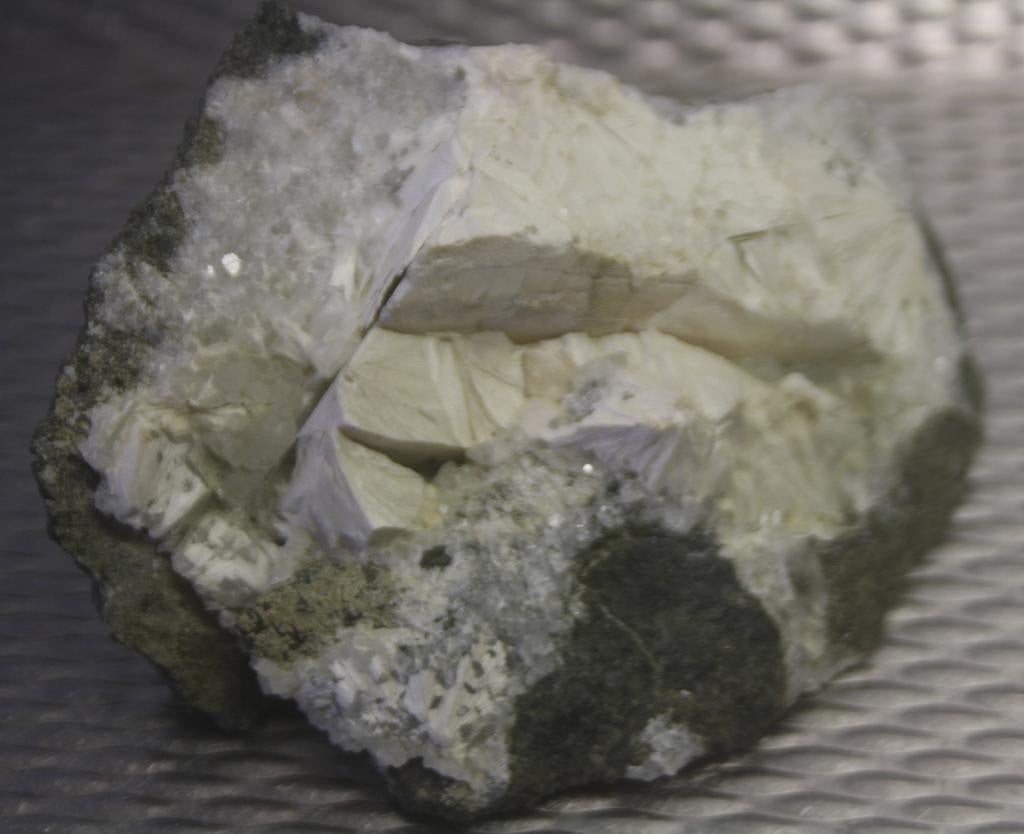 Verzamelstuk Pectoliet-Kwarts-Basalt, Verzamelen, Mineralen en Fossielen, Ophalen of Verzenden, Overige typen