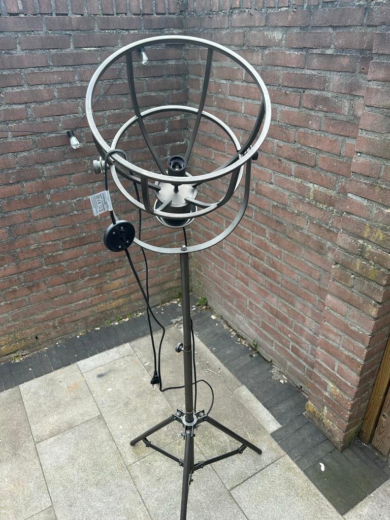 Industriële vloerlamp met metalen bolvormige kap, Ophalen, Gebruikt, Metaal, 150 tot 200 cm