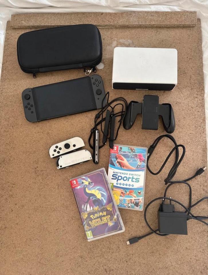 Nintendo Switch OLED + 4 Joy-Cons + 2 games, Spelcomputers en Games, Spelcomputers | Nintendo Switch, Zo goed als nieuw, Switch OLED