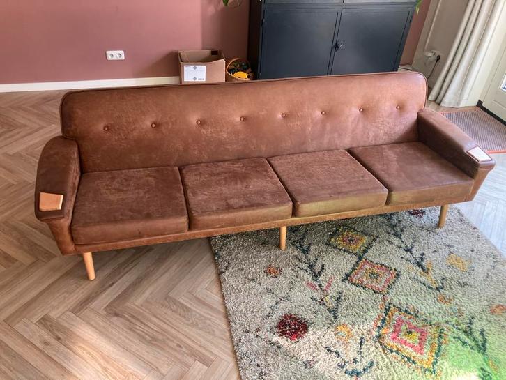 Retro vintage design Bruine bank met houten details, Huis en Inrichting, Banken | Sofa's en Chaises Longues, Gebruikt, Vierpersoons of meer