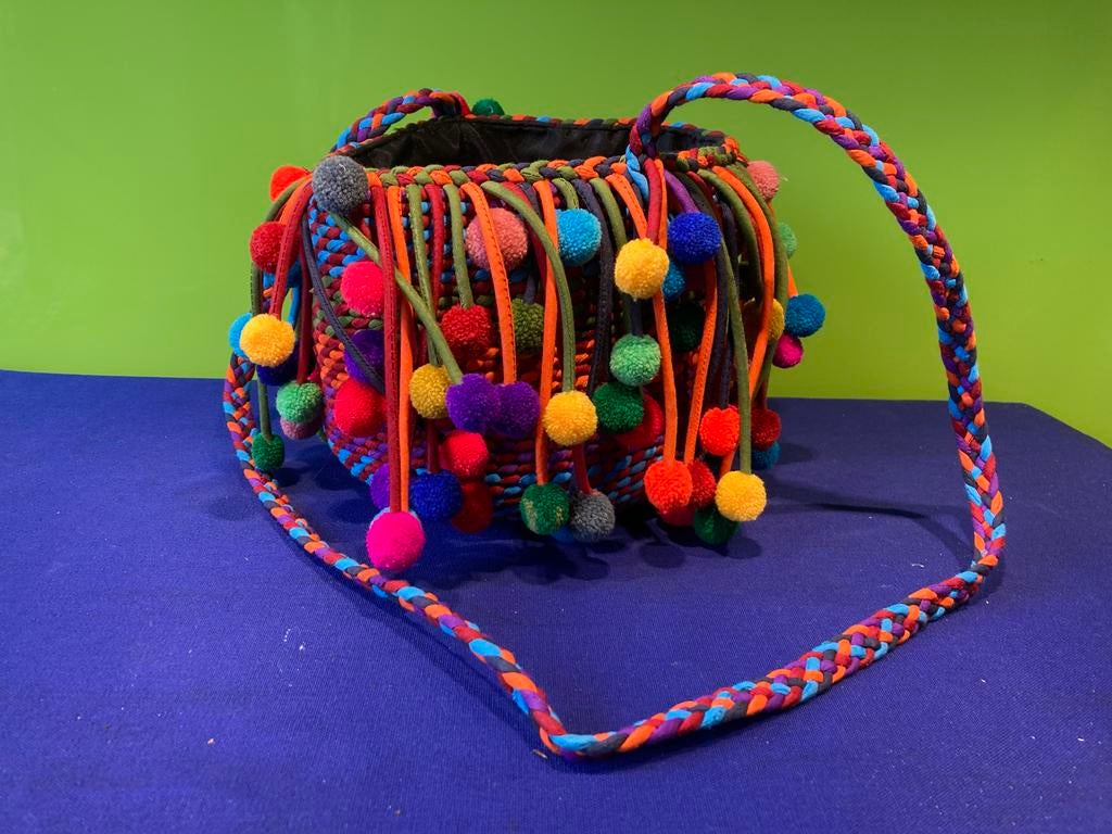 Kleurrijk Gevlochten Tasje met Pompons - Festival & Boho, Ophalen of Verzenden, Zo goed als nieuw, Overige kleuren, Schoudertasje