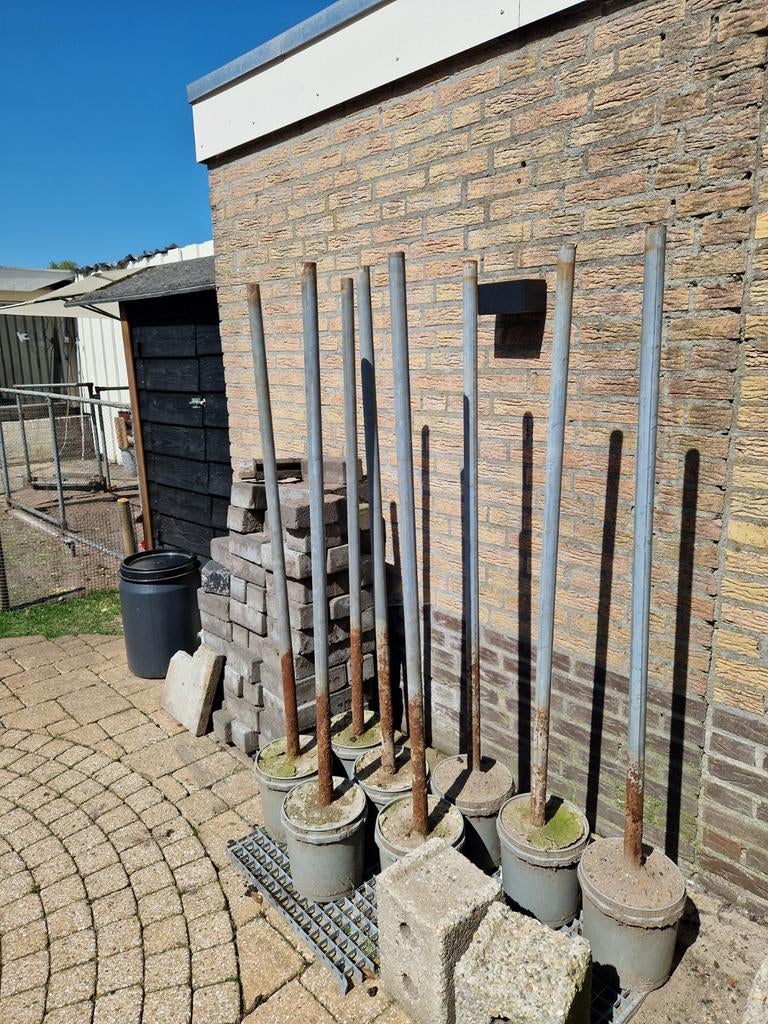 GRATIS af te halen: Stevige metalen palen met betonvoet., Tuin en Terras, Ophalen, Gebruikt