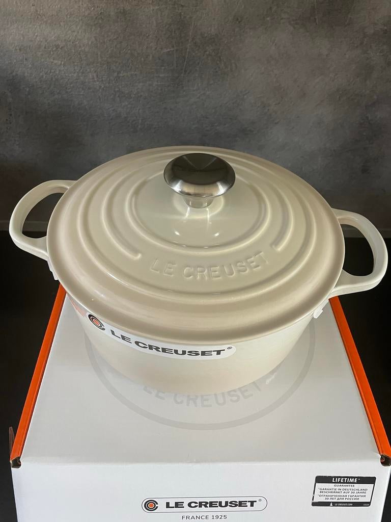 Nieuwe Le Creuset Braadpan Signature Rond Meringue 24 cm, Nieuw, Ophalen of Verzenden, Koekenpan of Braadpan, Gietijzer
