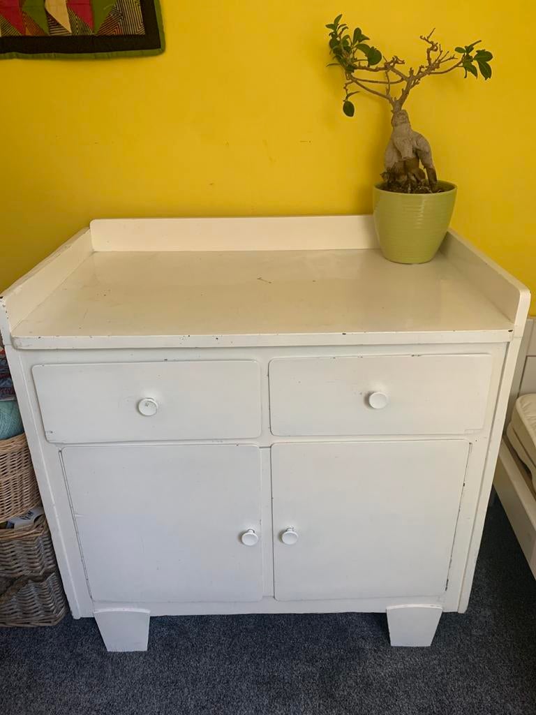 Koddig wit kastje ~ retro commode, Kinderen en Baby's, Kinderkamer | Commodes en Kasten, Ophalen, 50 tot 70 cm, 90 tot 105 cm