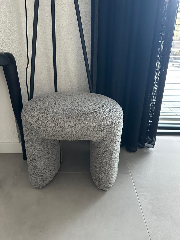 Poef jolie bouclé grijs, Huis en Inrichting, Banken | Voetenbanken en Poefen, Ophalen, Nieuw, Rond, Minder dan 50 cm