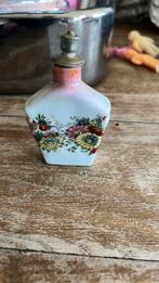 Klein porselein parfumflesje met metaal dopje