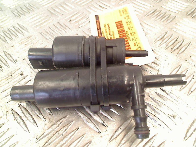 Ruitensproeierpomp 2 STUKS BMW 3 serie (F30) 2014 730258901, Gebruikt, Petuelring 130, München 80809, , Duitsland, BMW, Bayerische Motoren Werke AG