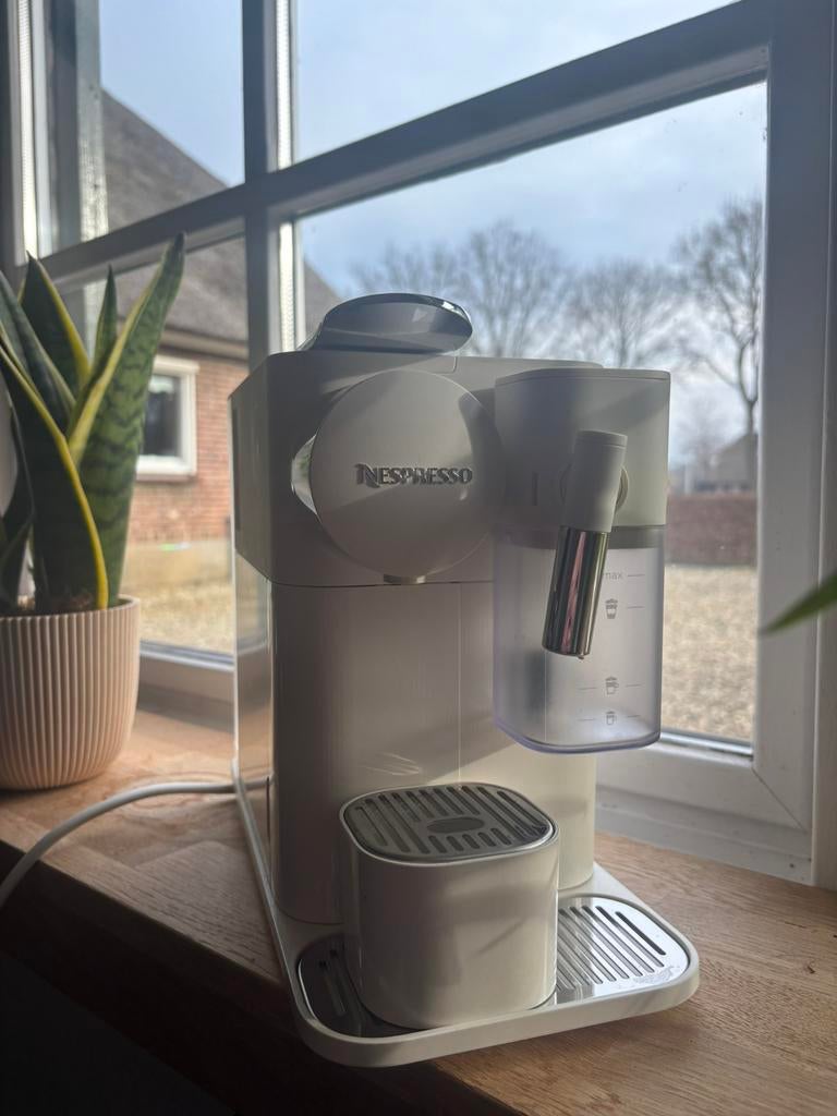 Nespresso DeLonghi wit, Witgoed en Apparatuur, Koffiezetapparaten, Koffiepads en cups, 10 kopjes of meer, Koffiemachine, Ophalen of Verzenden