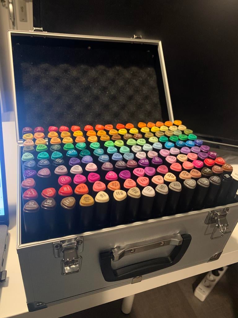 Koffer met 150 DécoTime twinmarkers, Hobby en Vrije tijd, Tekenen, -, -, Ophalen of Verzenden, Zo goed als nieuw