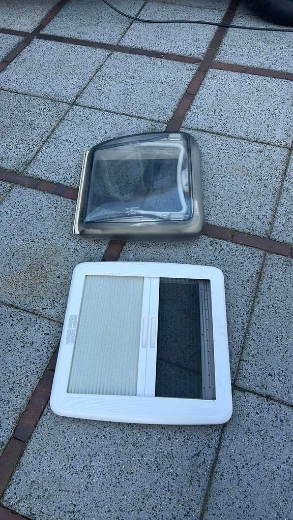 Seitz / dometic dakluik 38cmx38cm kleine barst maar nog goed, Caravans en Kamperen, Ophalen of Verzenden, Zo goed als nieuw