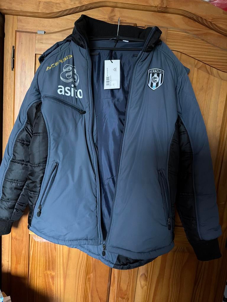 Heracles Almelo Jas  - Nieuw met labels maat M, Ophalen of Verzenden, Nieuw, Maat 48/50 (M), Blauw