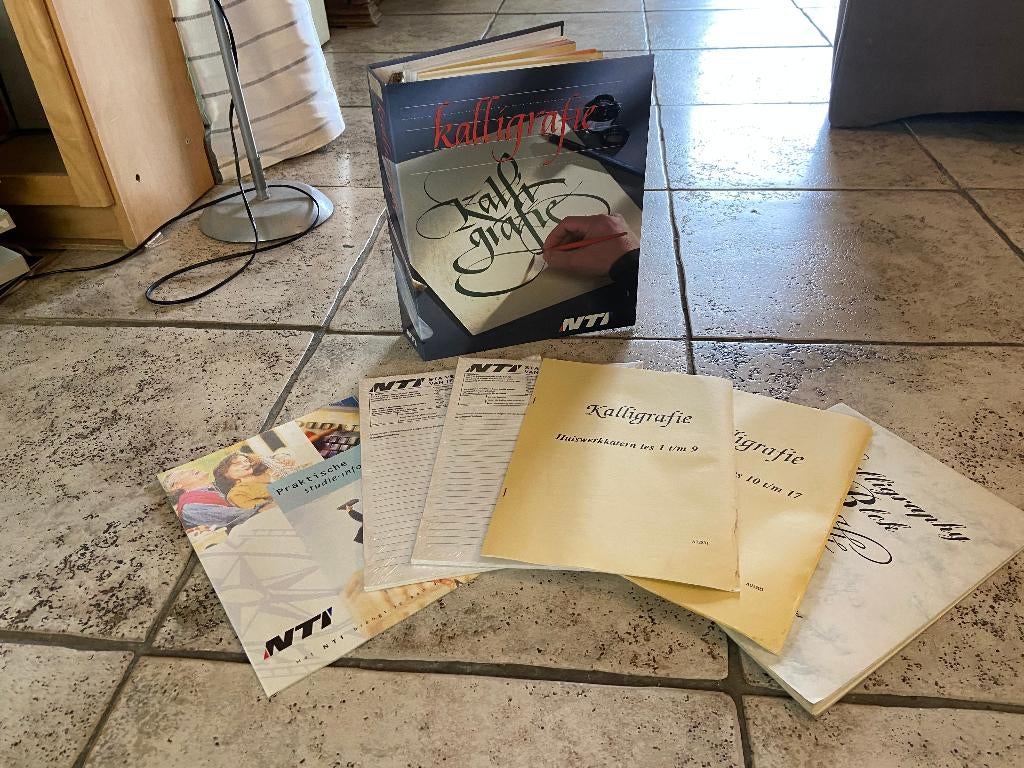 Kalligrafeercursus nw. in verp. (Nederlands Taal Instituut.), Ophalen of Verzenden, Nieuw, Nederlands Taal Instituut