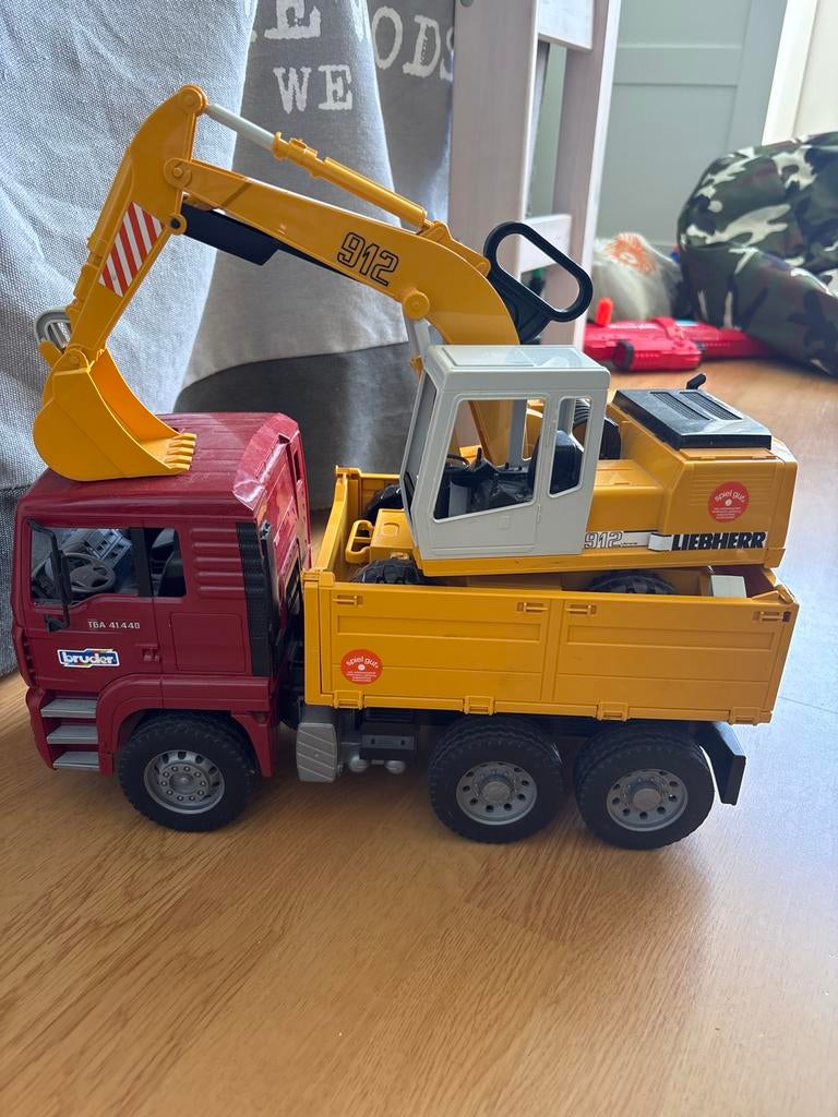 Bruder MAN vrachtwagen met Liebherr graafmachine, Ophalen of Verzenden, Gebruikt