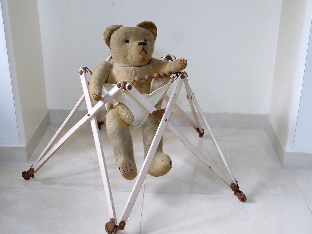 Oud houten kinder looprekje op wieltjes / inklapbaar *BéBé-X, Ophalen of Verzenden