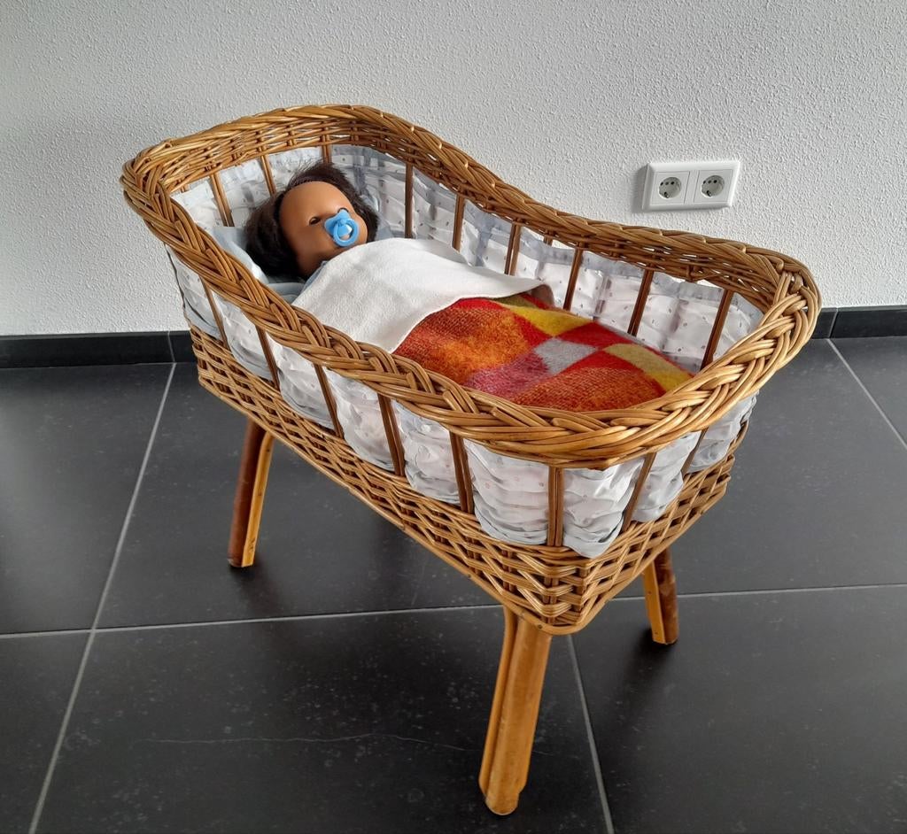 Rotan poppenwieg met pop en accessoires, Kinderen en Baby's, Speelgoed | Poppen, Gebruikt, Babypop, Ophalen