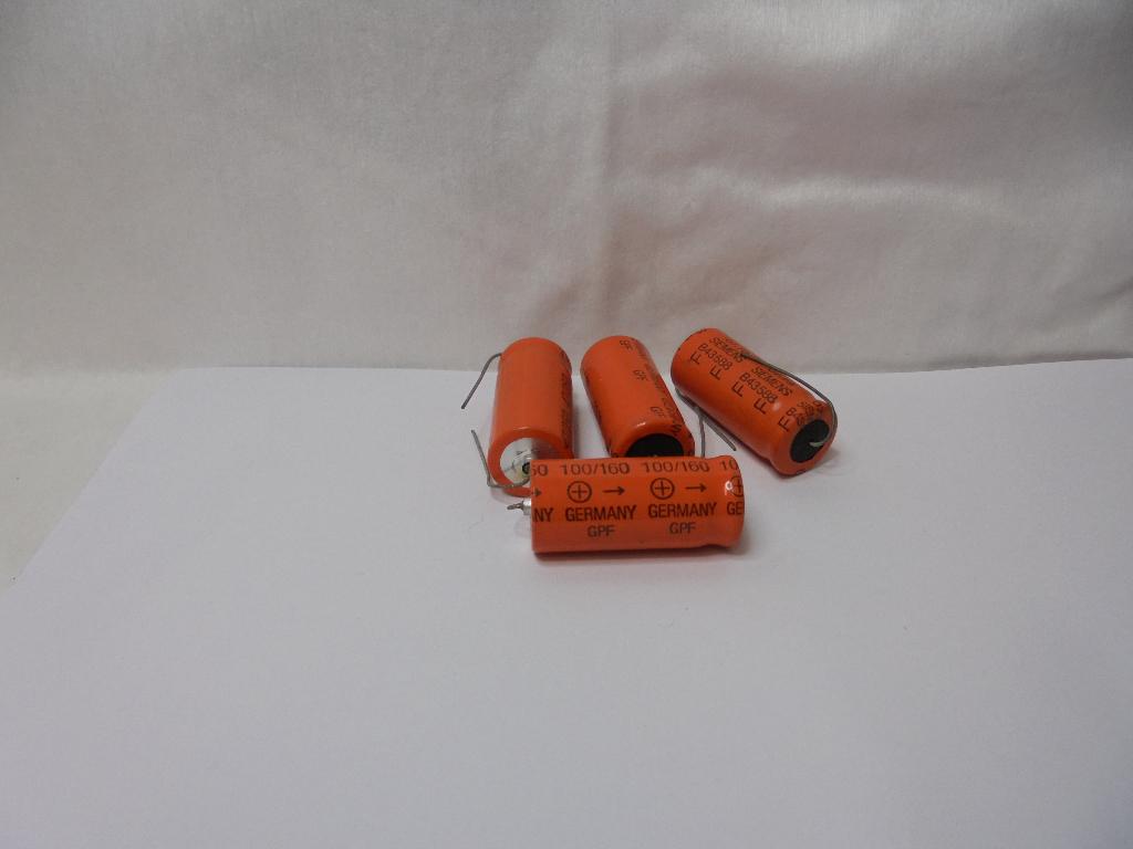 Condensator Siemens 100uF/160V (NOS), Ophalen of Verzenden, Nieuw, Minder dan 40 cm, Overige merken
