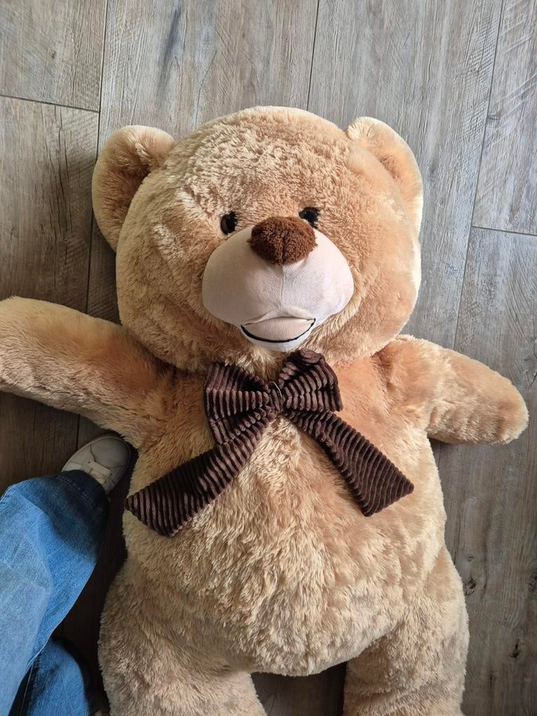 Grote knuffelbeer 150cm, Ophalen, Beer, Zo goed als nieuw, Met kleding of accessoire