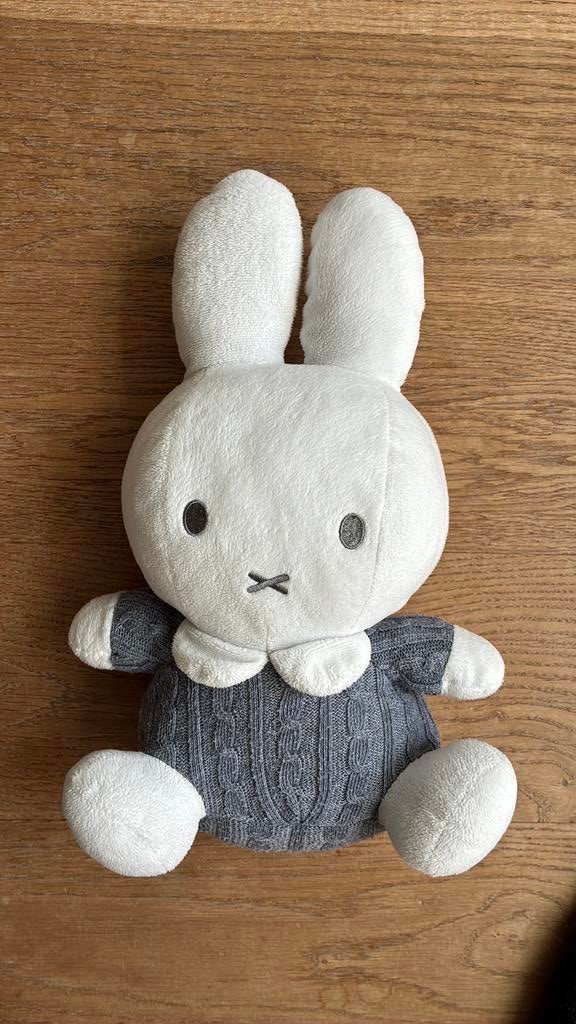 Knuffel nijntje 35 cm met belletje, Ophalen of Verzenden, Zo goed als nieuw