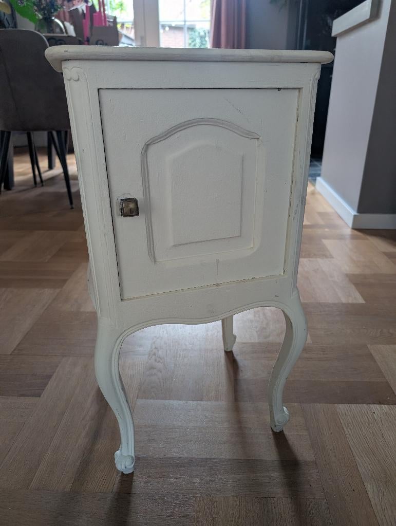 Antiek nachtkastje, Ophalen