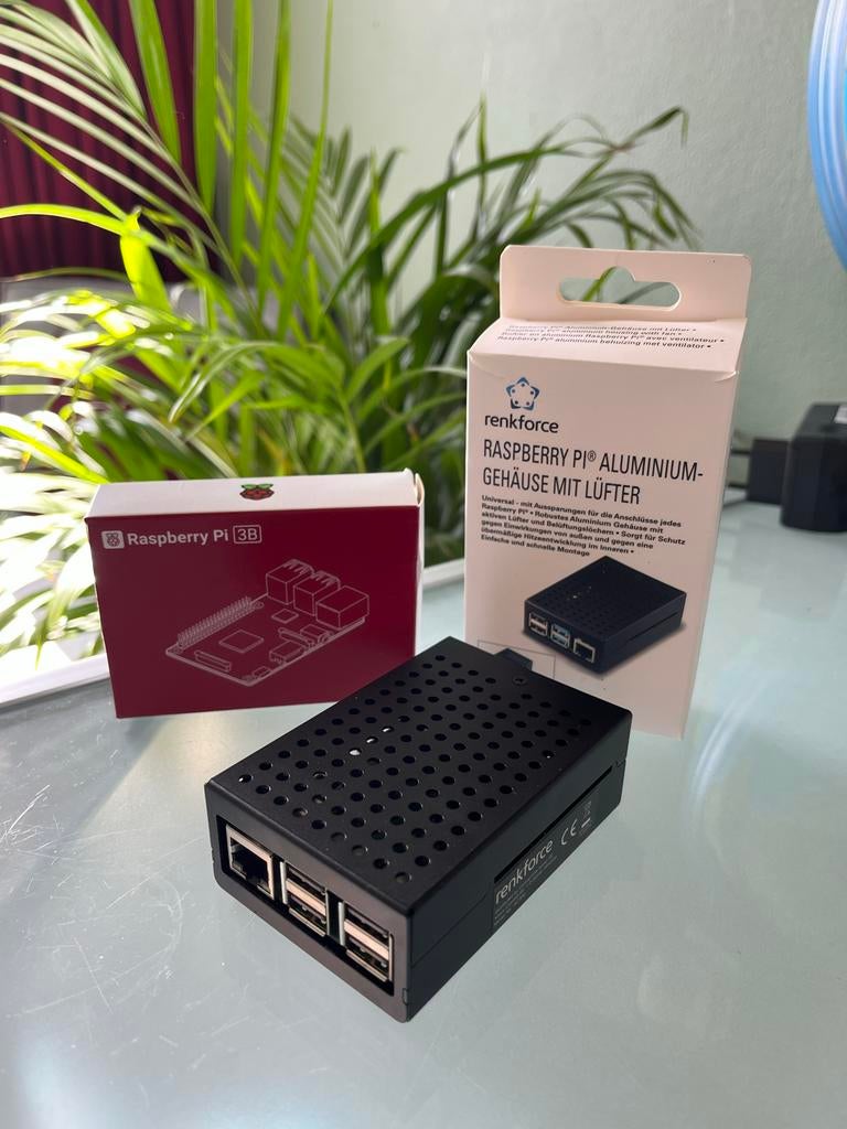 Raspberry Pi 3B met behuizing - Nieuwstaat, Computers en Software, Desktop Pc's, Ophalen of Verzenden, Nieuw