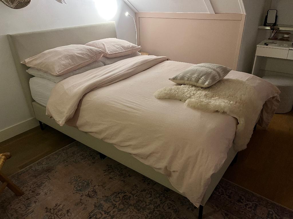 Beige bed van 140cm x 200cm (twijfelaar), Ophalen, Gebruikt, 140 cm, Twijfelaar