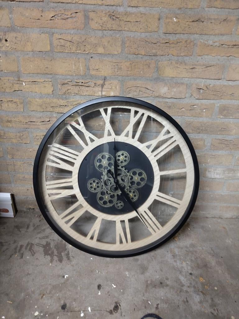 Industriële Wandklok Kwantum 57cm met Draaiende Tandwielen, Huis en Inrichting, Woonaccessoires | Klokken, Ophalen, Gebruikt, Analoog