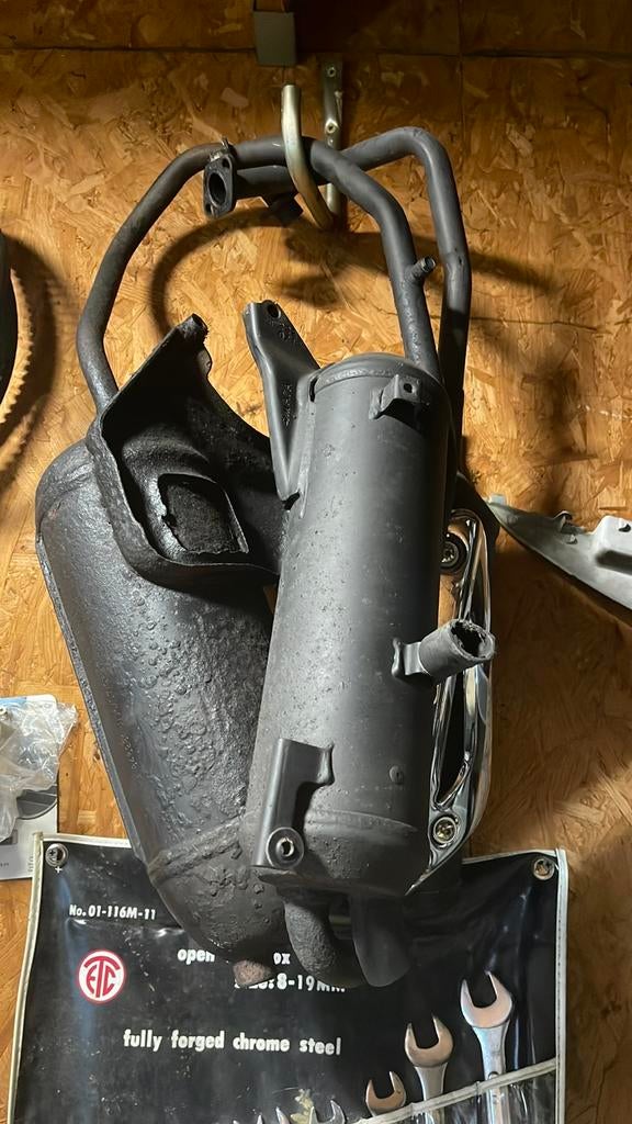 Sym mio 50 uitlaat, Fietsen en Brommers, Brommeronderdelen | Scooters, Ophalen, Zo goed als nieuw, Uitlaat