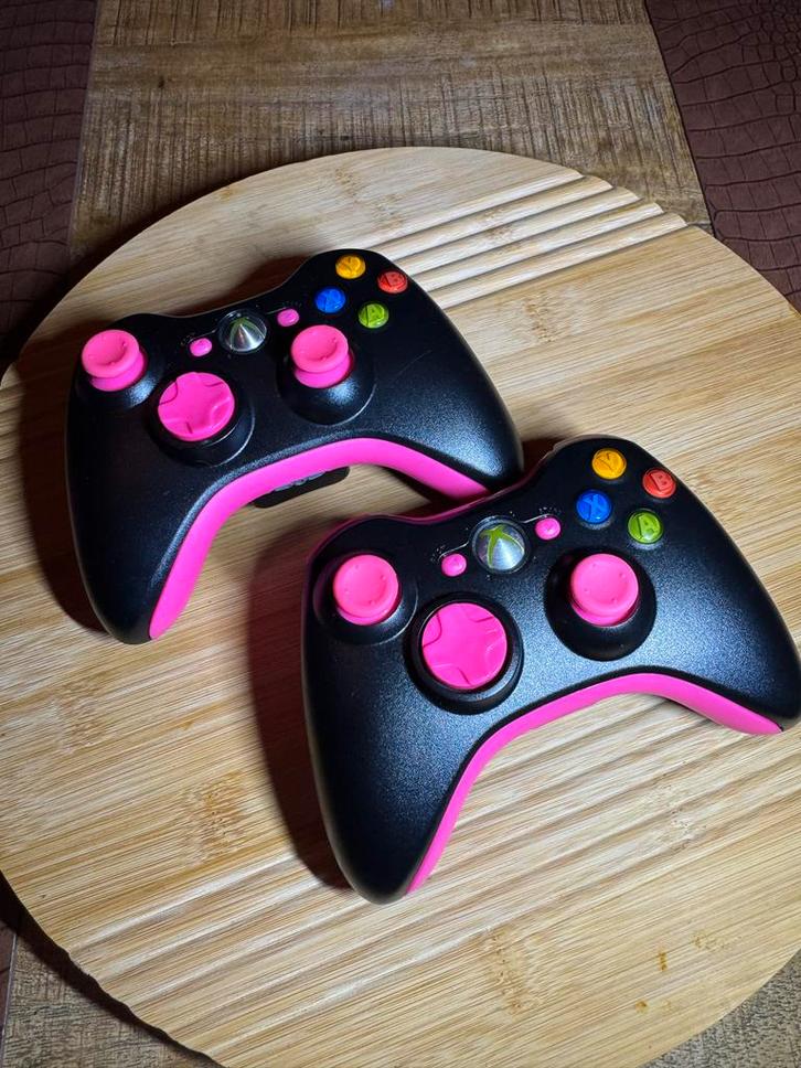 2x Xbox 360 Controllers - Zwart/Roze - Gereviseerd, Spelcomputers en Games, Spelcomputers | Xbox | Accessoires, Refurbished, Xbox 360