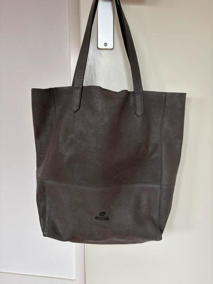 Fred de la Bretoniere muisgrijze leren shopper, Sieraden, Tassen en Uiterlijk, Tassen | Damestassen, Gebruikt, Shopper, Grijs