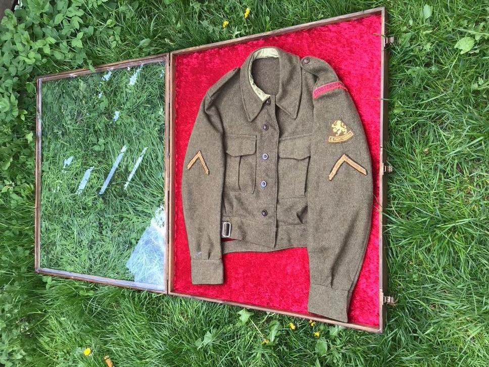 Showcase oud eikenlook uniform jas, Verzamelen, Militaria | Tweede Wereldoorlog, Ophalen of Verzenden, Nederland
