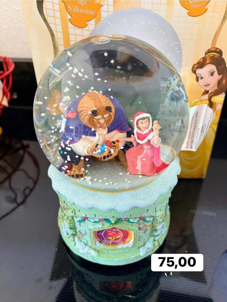 Disney snowglobe belle en beest., Verzamelen, Disney, Zo goed als nieuw, Beeldje of Figuurtje, Assepoester of Belle, Ophalen of Verzenden
