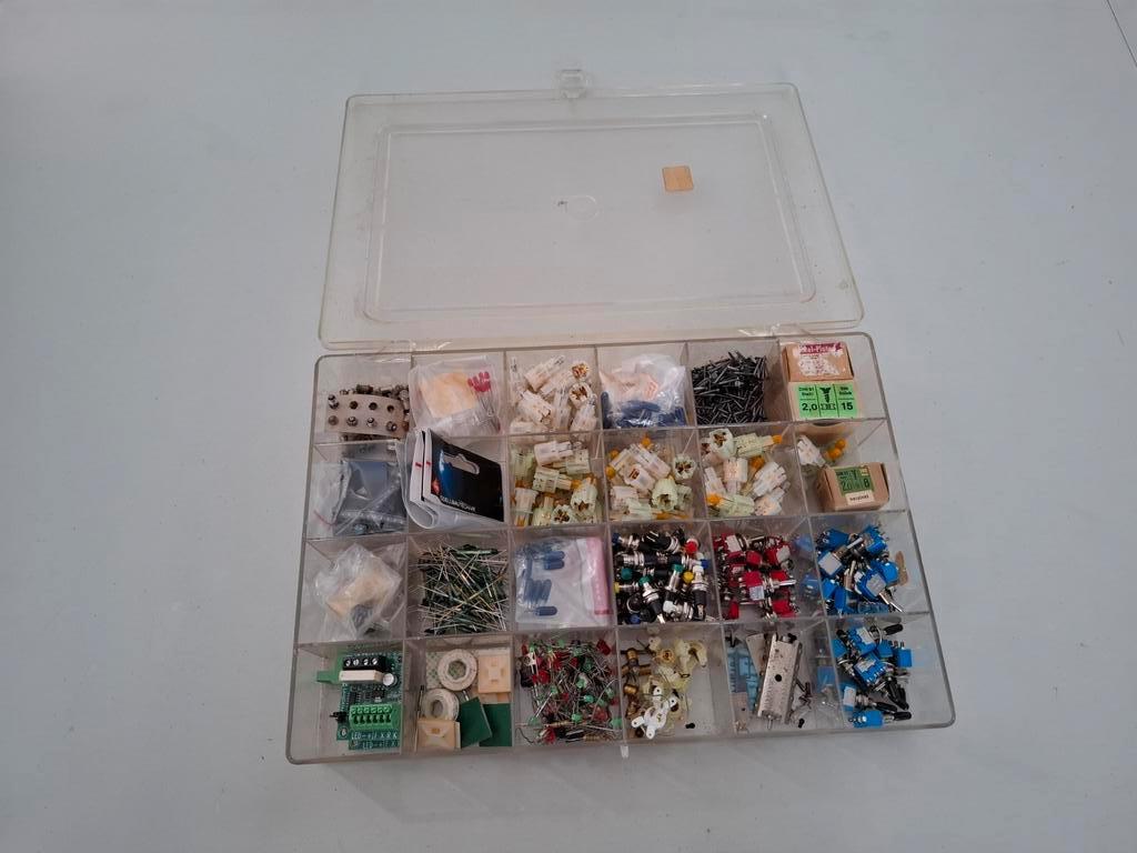 Sorteerbak modelbouw onderdelen, leds, schroefjes, lampjes, Overige merken, Gebruikt, Gelijkstroom of Wisselstroom, Overige typen