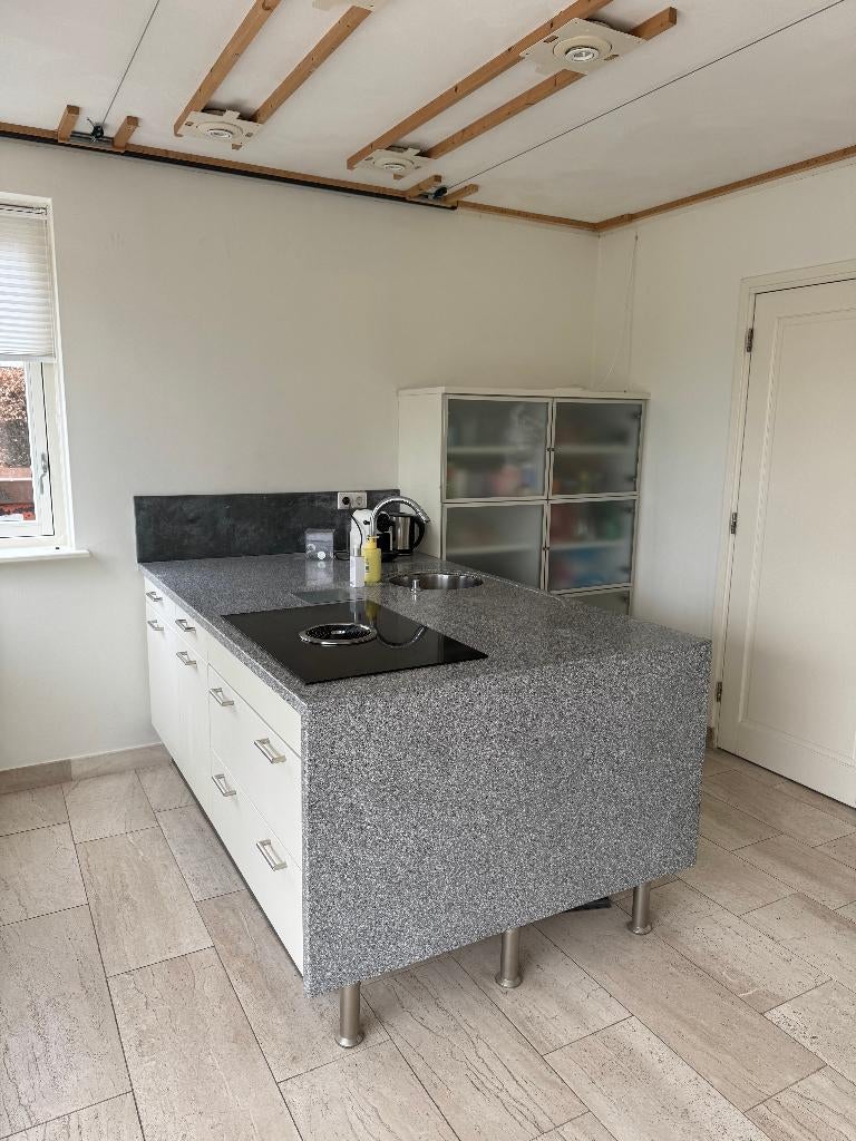 Moderne keuken bestaande uit schiereiland en 3 wandkasten, Huis en Inrichting, Keuken | Complete keukens, Ophalen, Gebruikt, Wit