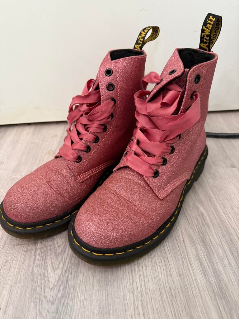 Dr. Martens roze glitter maat 39, Kleding | Dames, Schoenen, Ophalen, Zo goed als nieuw, Roze