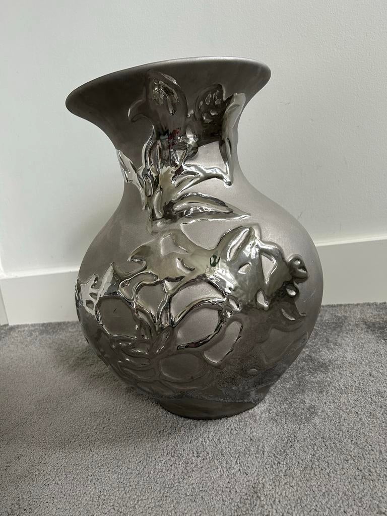 Pols Potten grijze vaas met zilverkleurige details, Ophalen, Overige kleuren, Aardewerk of Porselein, Zo goed als nieuw