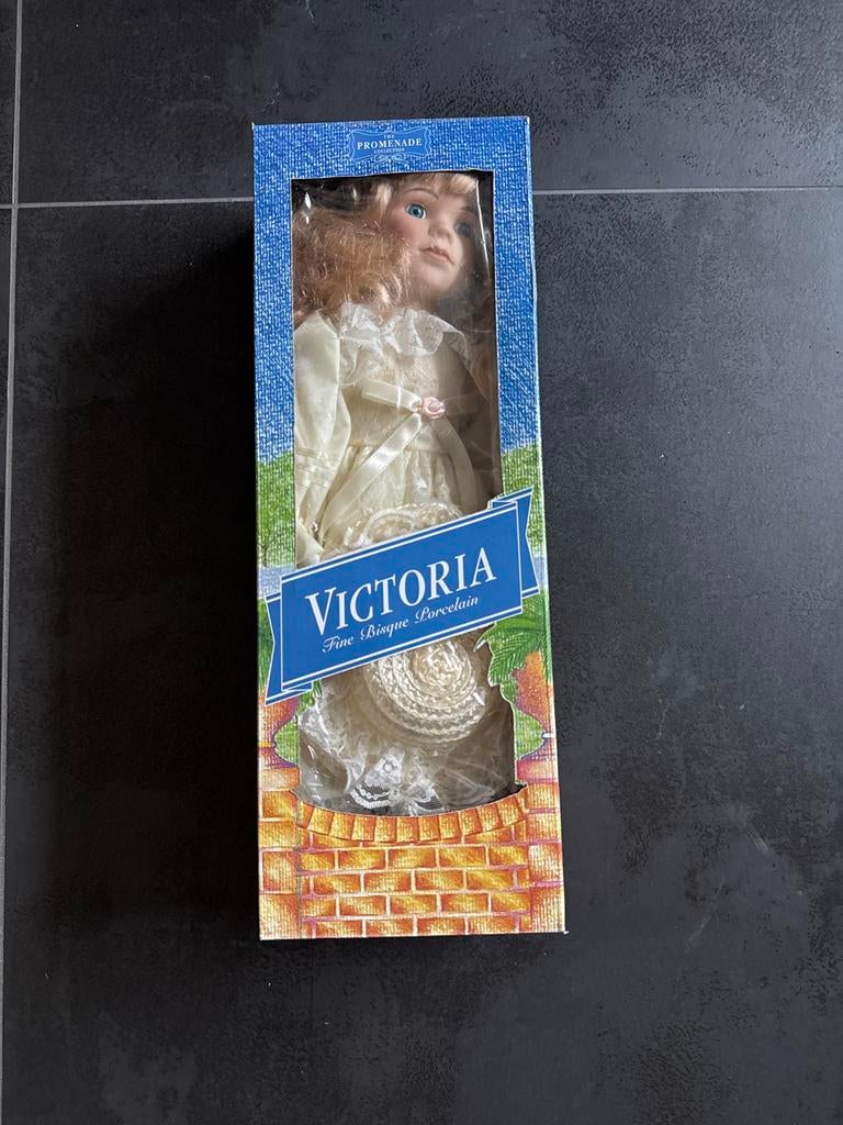 Victoria Fijne Bisque Porseleinen Pop - Promenade Collectie, Ophalen of Verzenden, Nieuw, Overige typen