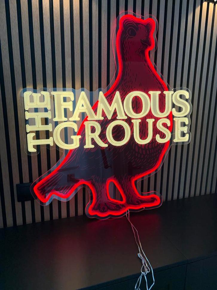 The Famous Grouse neon lichtbak / reclamelamp, Verzamelen, Merken en Reclamevoorwerpen, Nieuw, Lichtbak of (neon) lamp, Verzenden